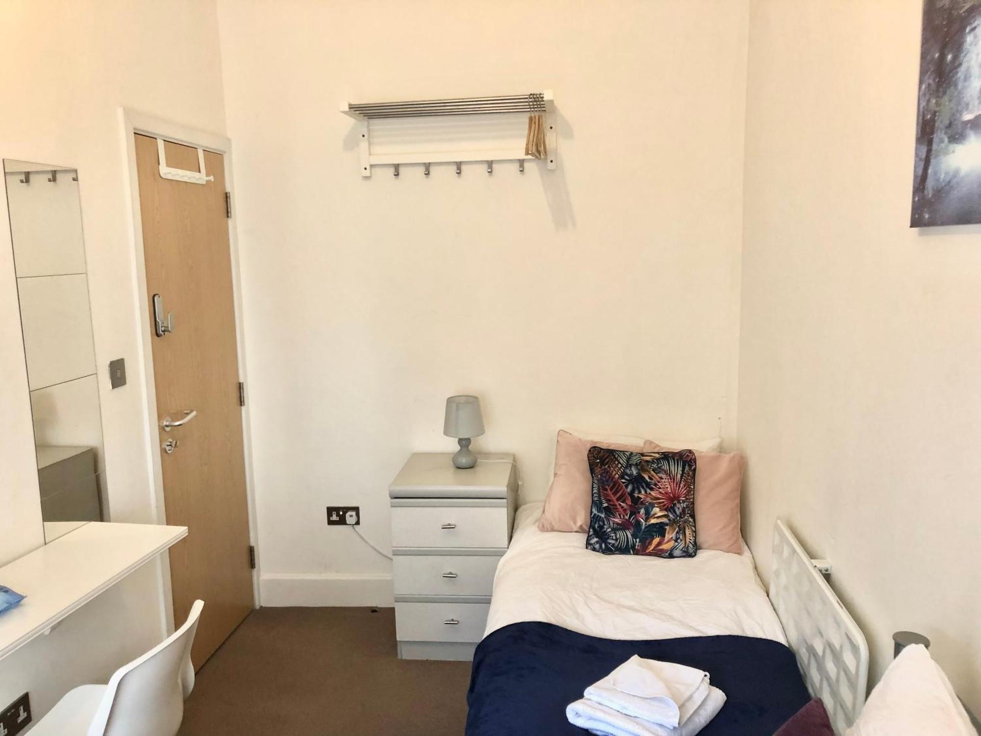 Metropolitan Coziness Private Bedrooms In Euston Station 161 Лондон Экстерьер фото