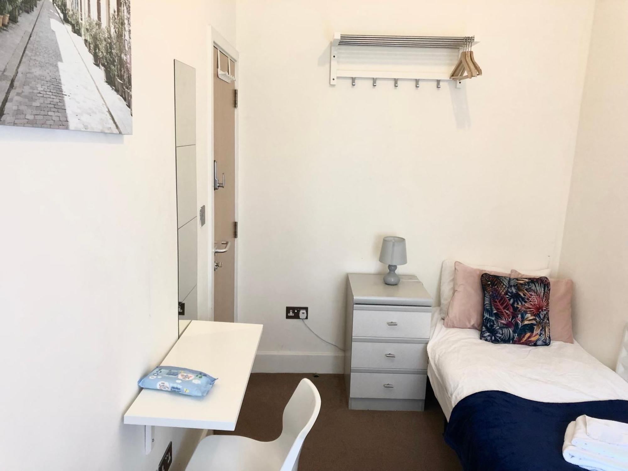 Metropolitan Coziness Private Bedrooms In Euston Station 161 Лондон Экстерьер фото